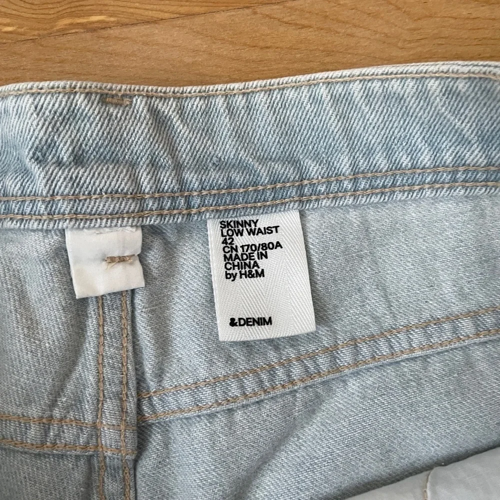 H&M skinny low waist white wash denim shorts